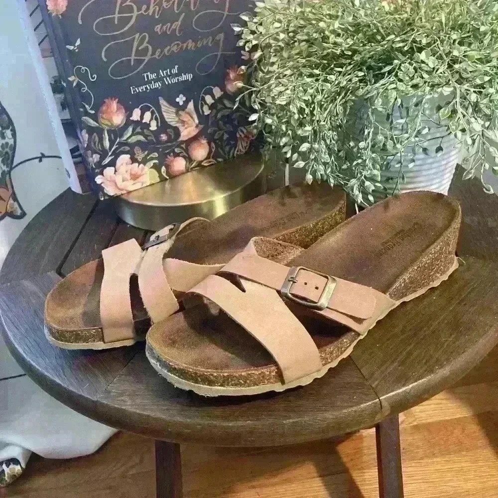 Leather wedge sandals